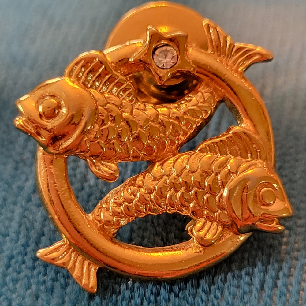 Vintage (?) Pisces Tie Tack ~ Lapel Pin ~ Unisex ~ 2 Fish ~ Gold Tone ~ FINAL!